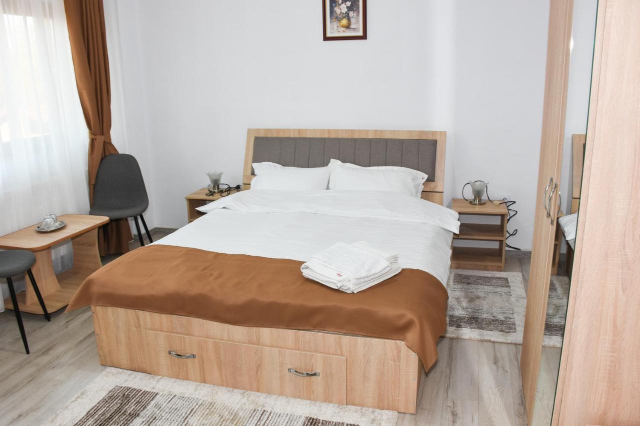 Tomis House Hotel Curtea de Argeş Buitenkant foto