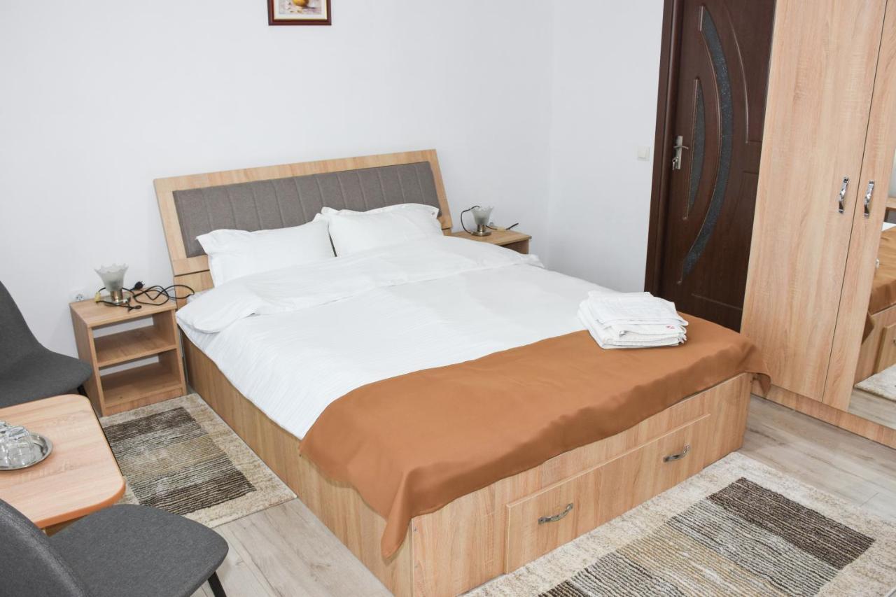 Tomis House Hotel Curtea de Argeş Buitenkant foto