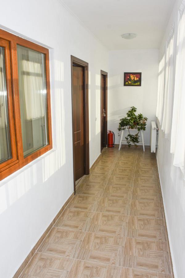 Tomis House Hotel Curtea de Argeş Buitenkant foto