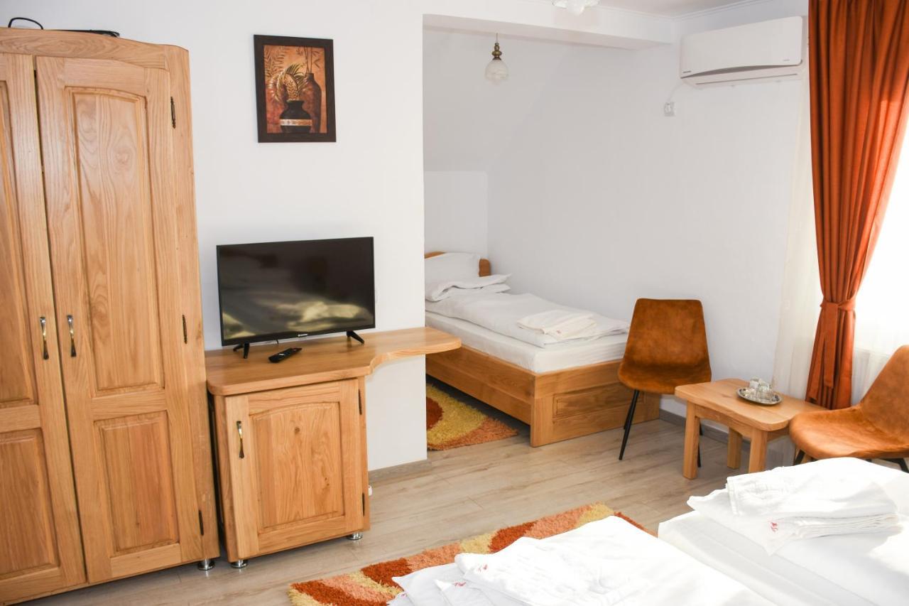 Tomis House Hotel Curtea de Argeş Buitenkant foto