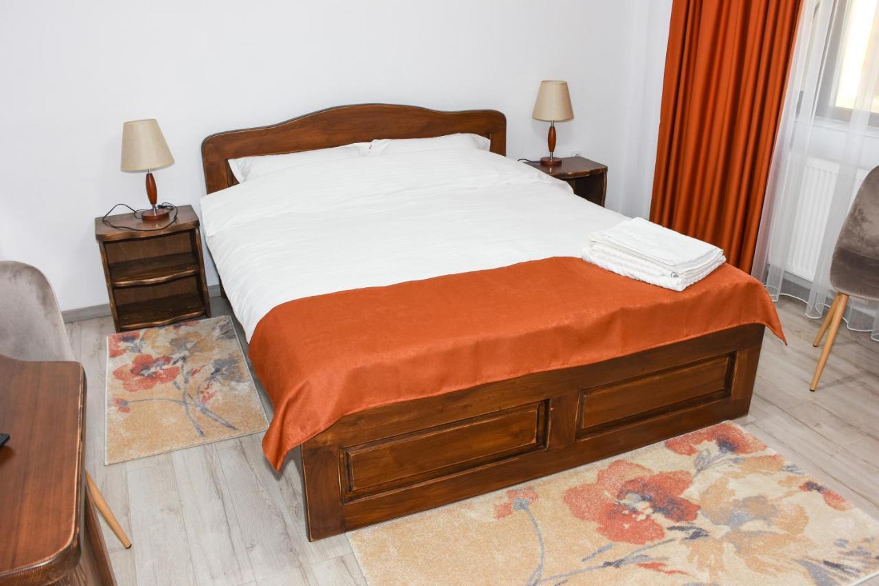 Tomis House Hotel Curtea de Argeş Buitenkant foto