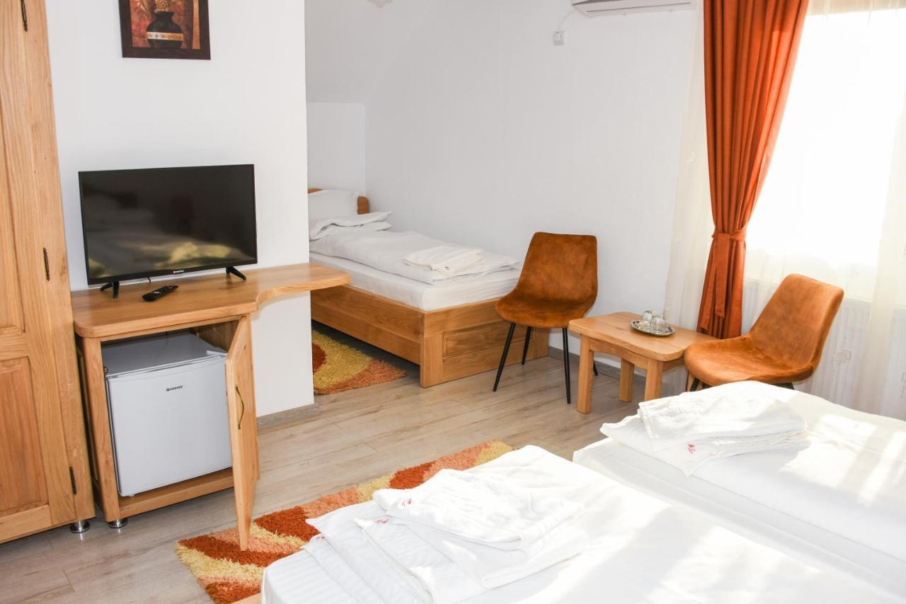 Tomis House Hotel Curtea de Argeş Buitenkant foto